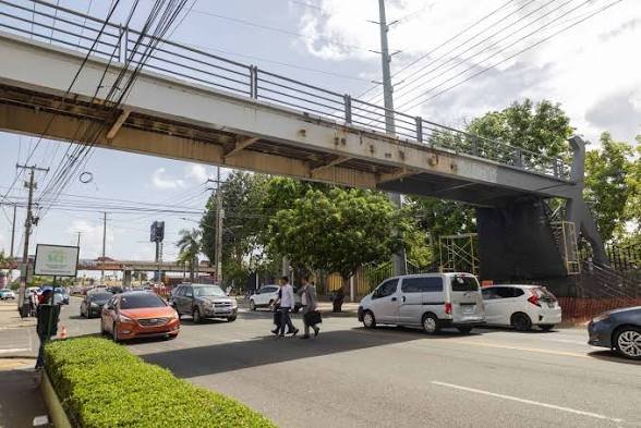 Obras Públicas repara puente peatonal olvidado desde hace 22 años en la Ortega y Gasset