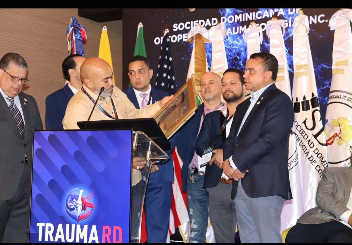 Director del SNS recibe dos reconocimientos durante Congreso Internacional de Ortopedia y Traumatología