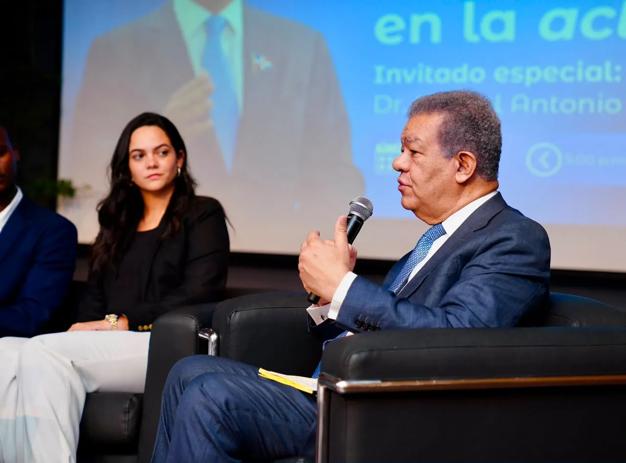 Leonel Fernández apuesta por una “revolución del conocimiento” durante conversatorio con estudiantes de UNIBE 