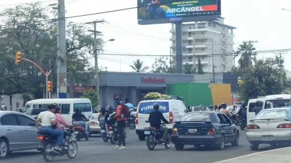 Motoristas detienen el tránsito para escoltar cortejo fúnebre en Santo Domingo Este