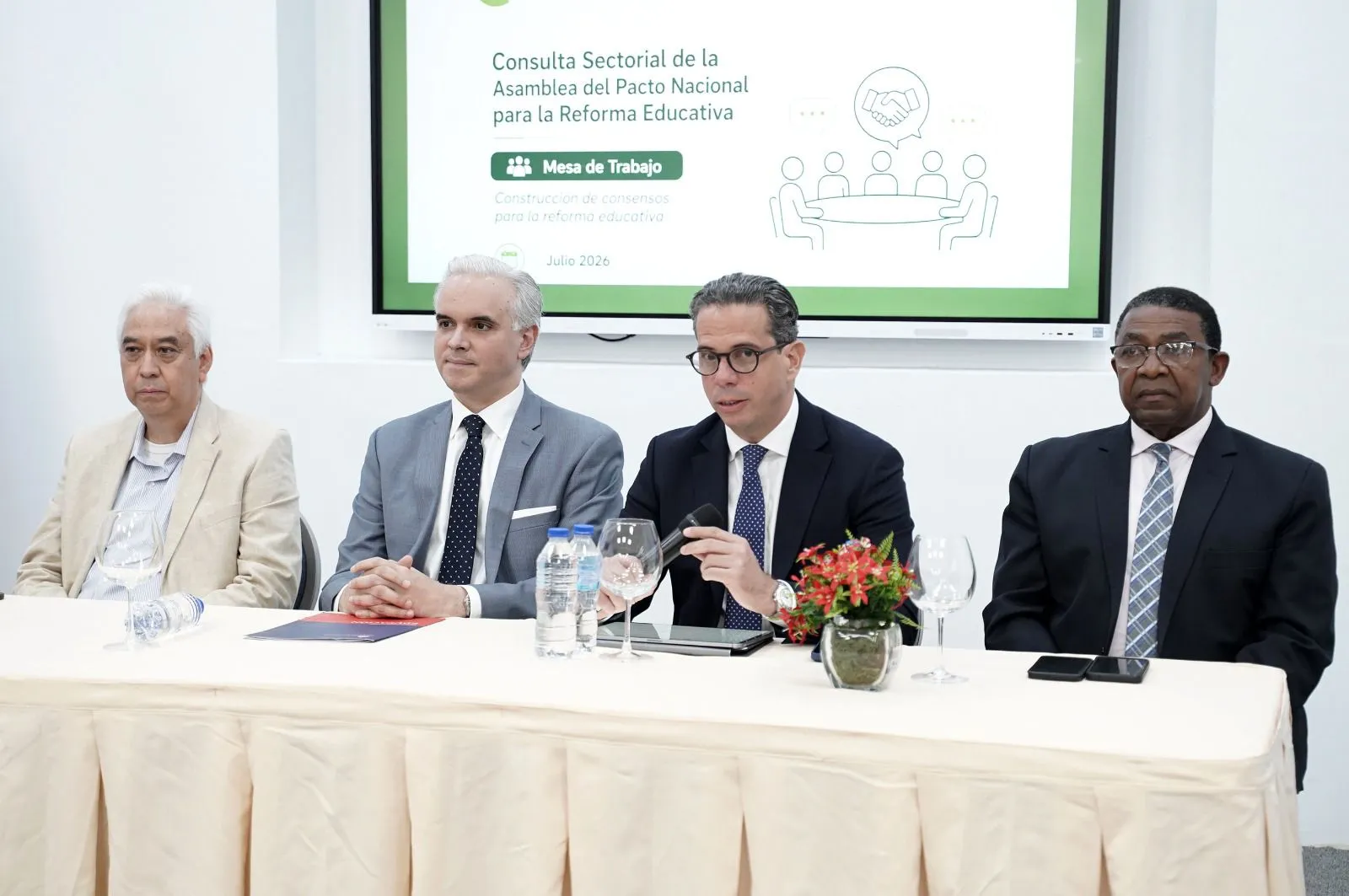 Luis Miguel De Camps lidera foro sectorial de la Asamblea del Pacto Educativo y destaca la educación como eje estratégico del desarrollo nacional