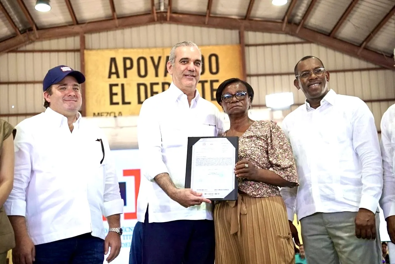 Presidente Abinader entrega 400 certificados de títulos de propiedad en Pepillo Salcedo, llevando seguridad jurídica y nuevas oportunidades de desarrollo a unas 1,600 personas