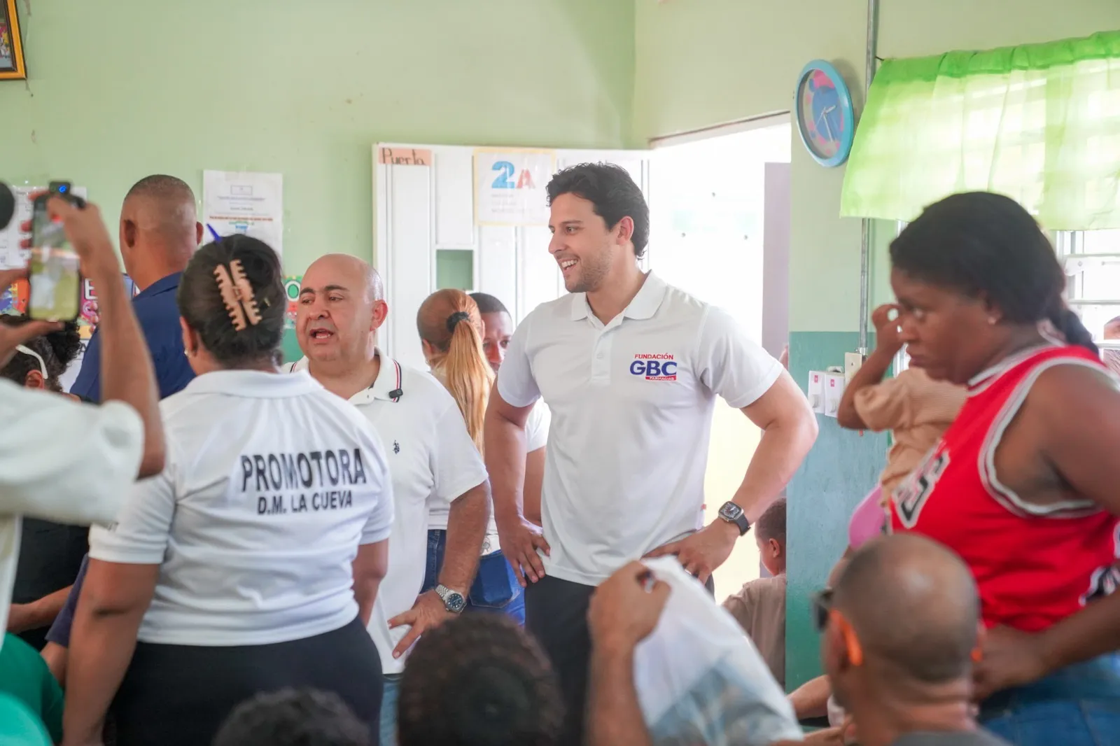 Raymond Rodríguez y Fundación GBC llevan esperanza a Las Cuevas de Cevicos en Cotuí