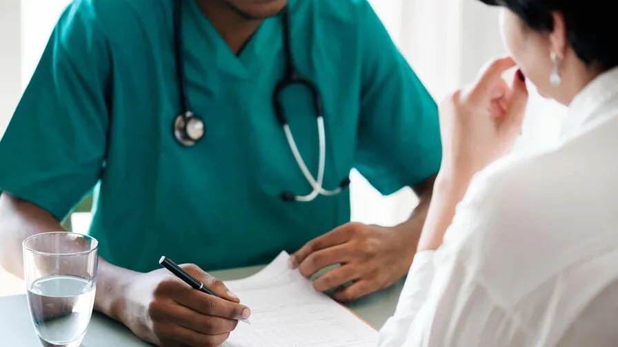 ¿Cuáles factores elevan el riesgo de cánceres gastrointestinales en adultos jóvenes?