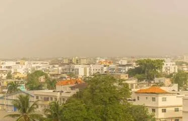 Cielo grisáceo por polvo del Sahara y temperaturas calurosas dominarán el clima este lunes