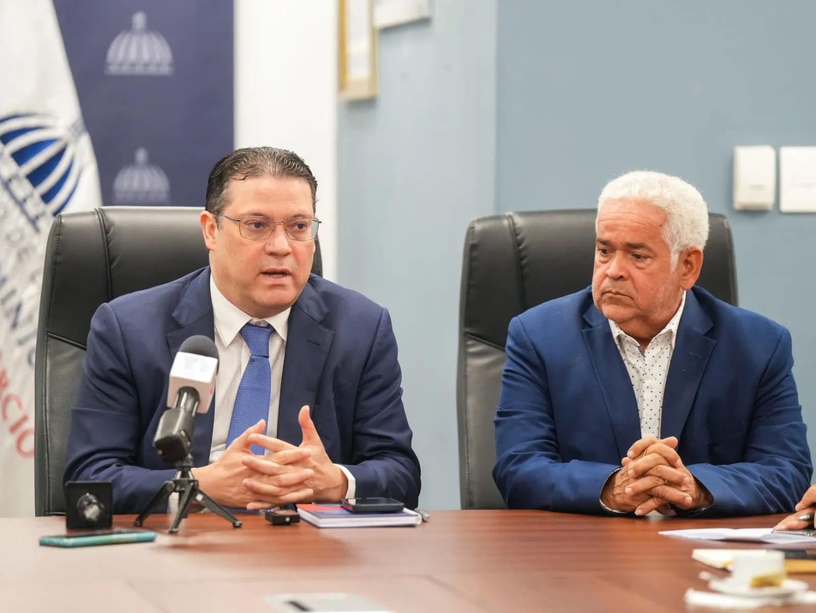 Ministro Yayo Sanz Lovatón instala mesa de diálogo con Adanegas para abordar comisiones por pagos con tarjetas