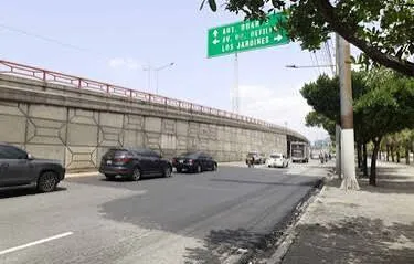 MOPC asfalta tramo deteriorado en la John F. Kennedy sin corregir filtración que originó el problema