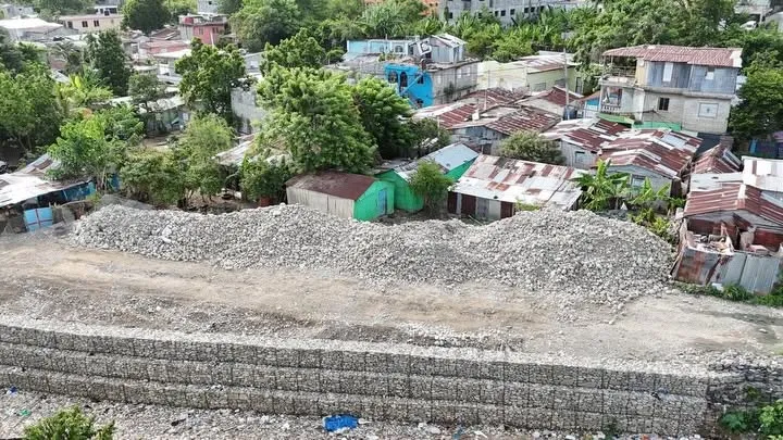 EGEHID avanza en construcción de muro de gaviones en el río Nigua para proteger miles de familias