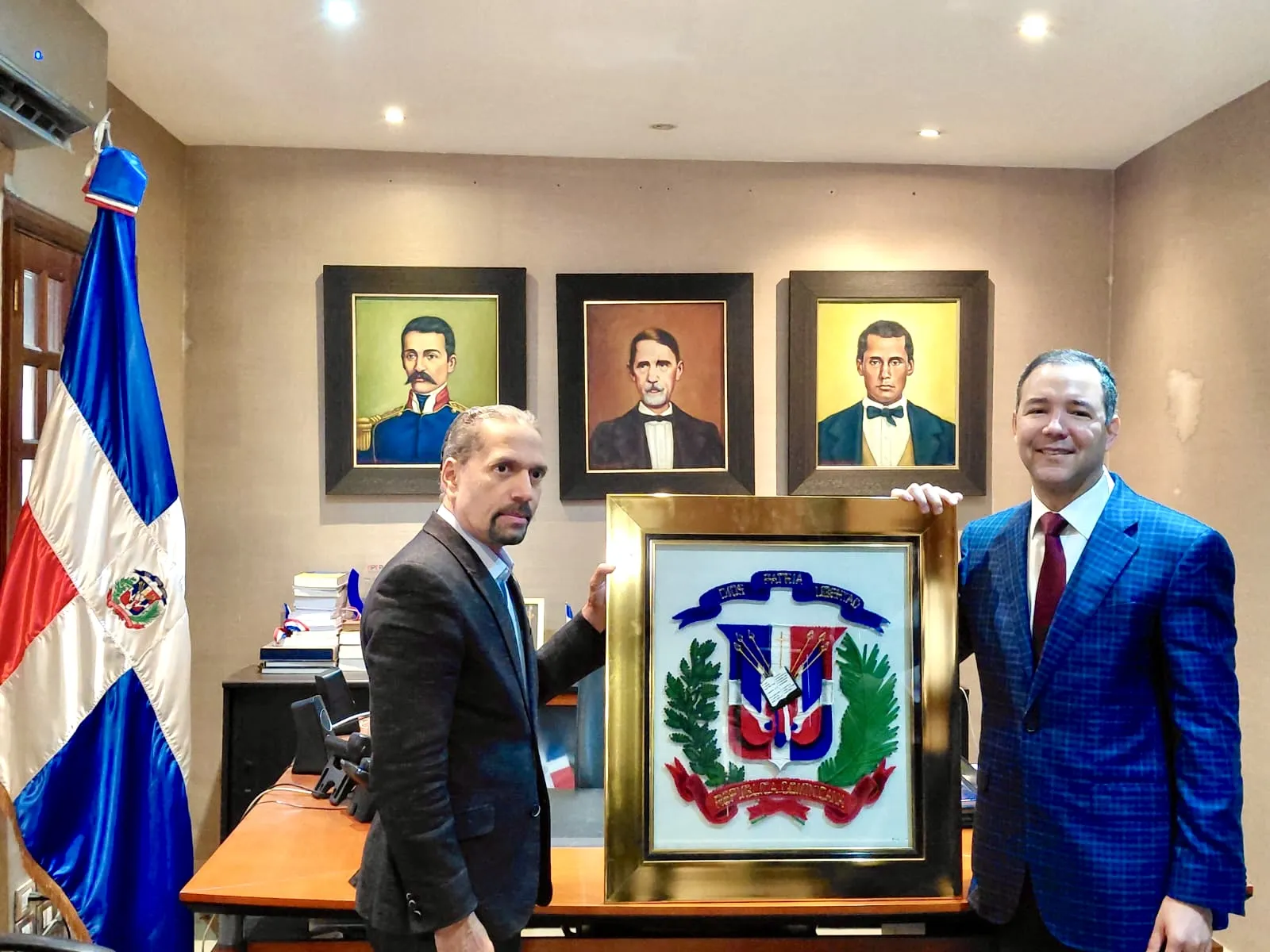 El presidente de Efemérides Patrias, Juan Pablo Uribe, recibe la visita de Johnny Pujols, secretario General del PLD
