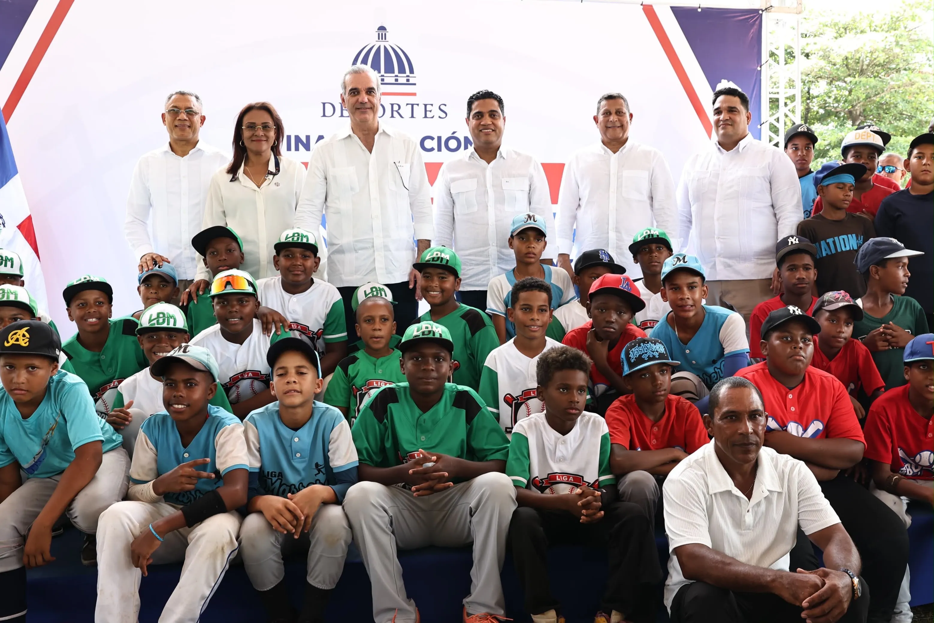 Presidente Luis Abinader y ministro Kelvin Cruz entregan remozado estadio de béisbol en Samaná