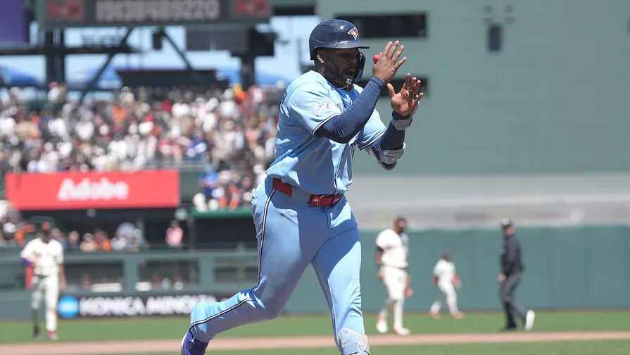 Vladimir Guerrero Jr. conecta cuadrangular con las bases llenas en la derrota
