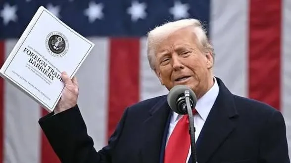 Petróleo modera su alza luego de que Trump retirara plan de imponer peajes en Ormuz