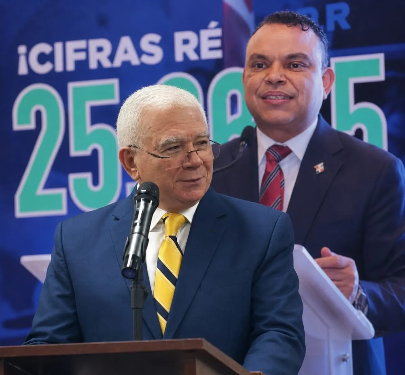 Tomás Hernández Alberto felicita al Dr. Julio César Landrón por los resultados alcanzados en el SNS
