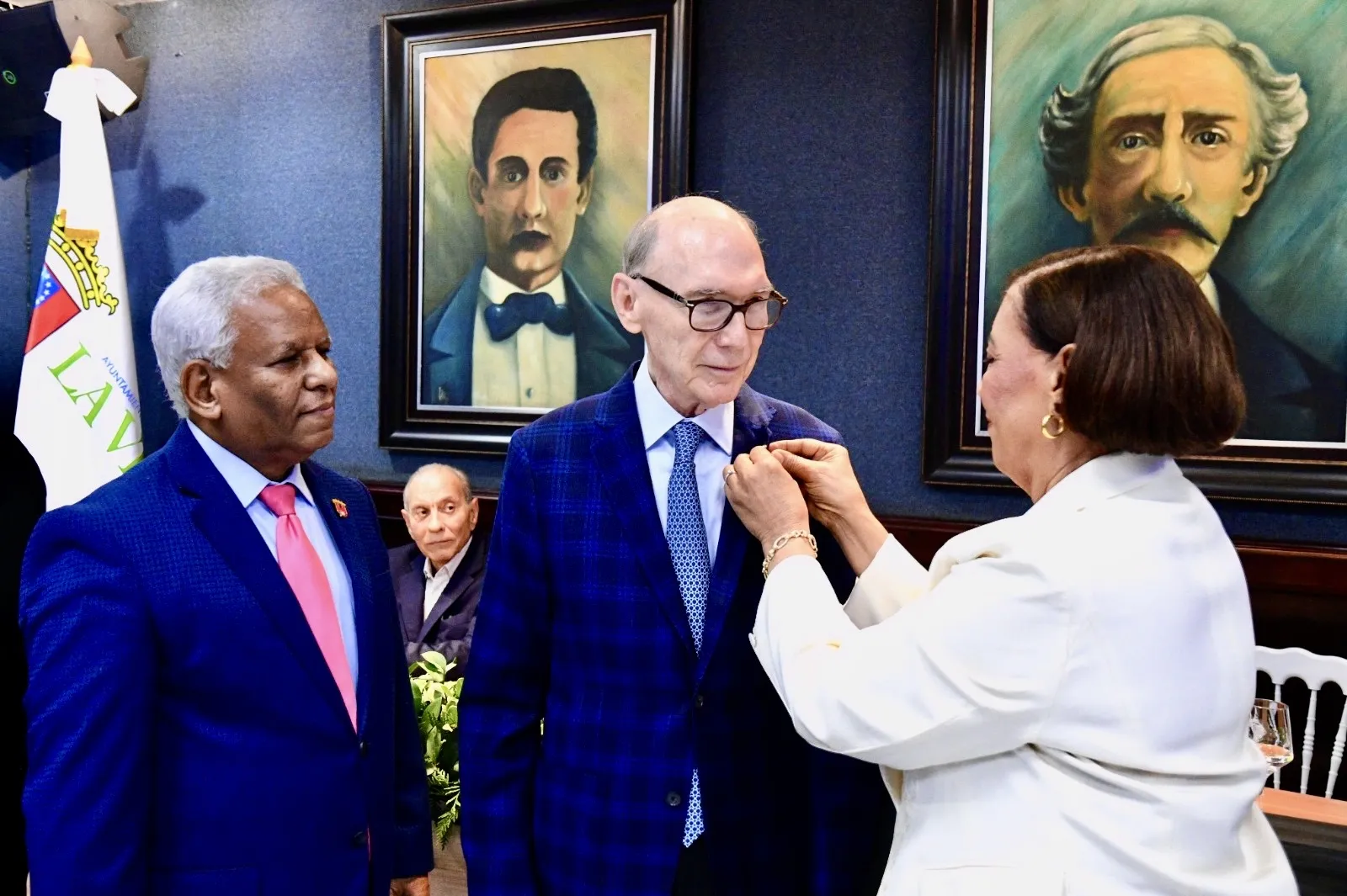 Ayuntamiento de La Vega declara Hijo Meritísimo al historiador Frank Moya Pons
