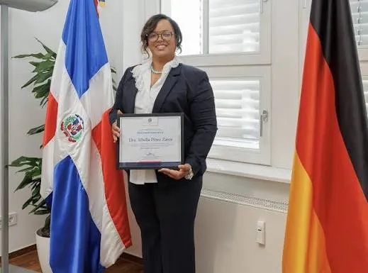 La Embajada Dominicana en Alemania reconoce a la doctora Sibella Pérez Zaten por su trayectoria