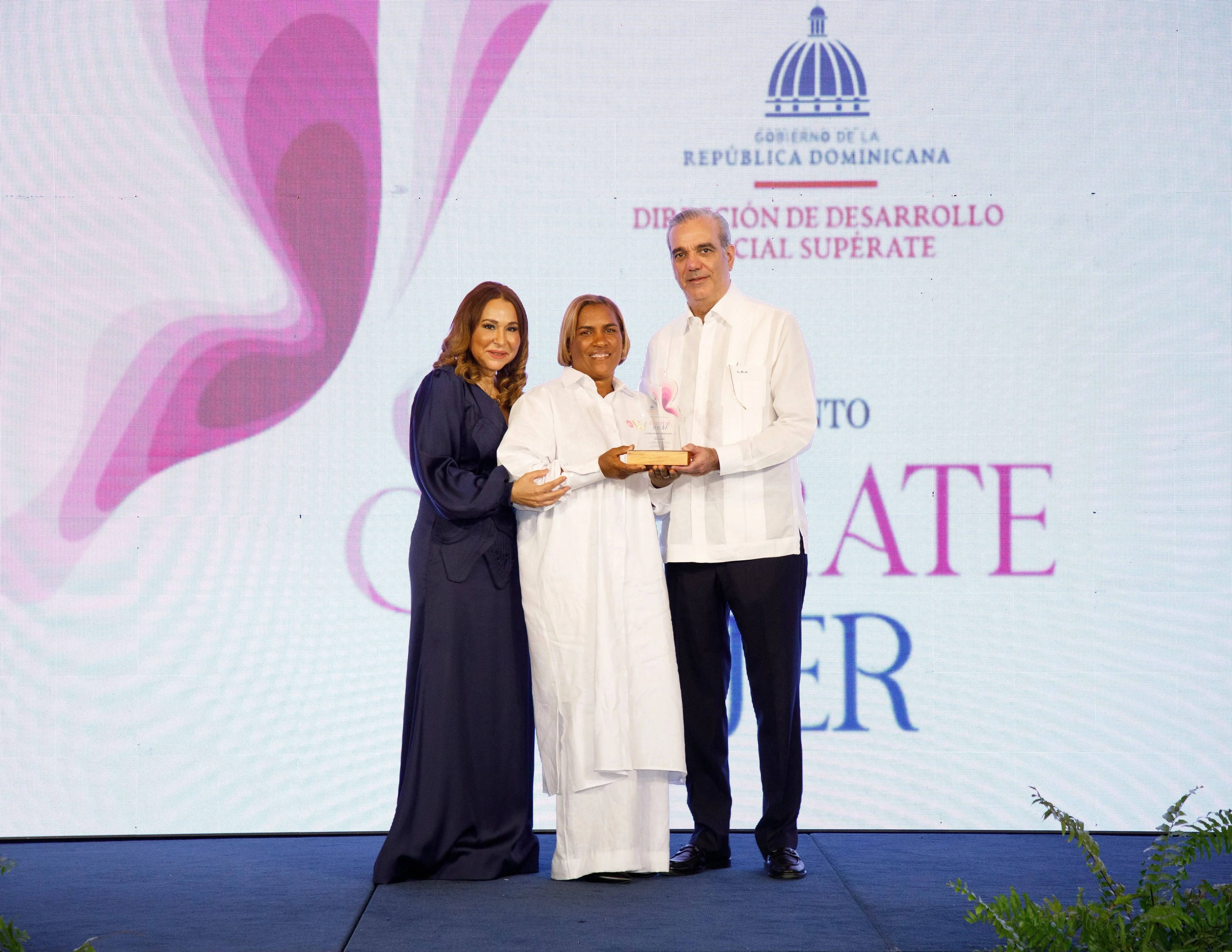 Presidente Abinader encabeza sexta edición del premio Supérate Mujer; reconocen a 35 mujeres SUPEREmprendedoras 
