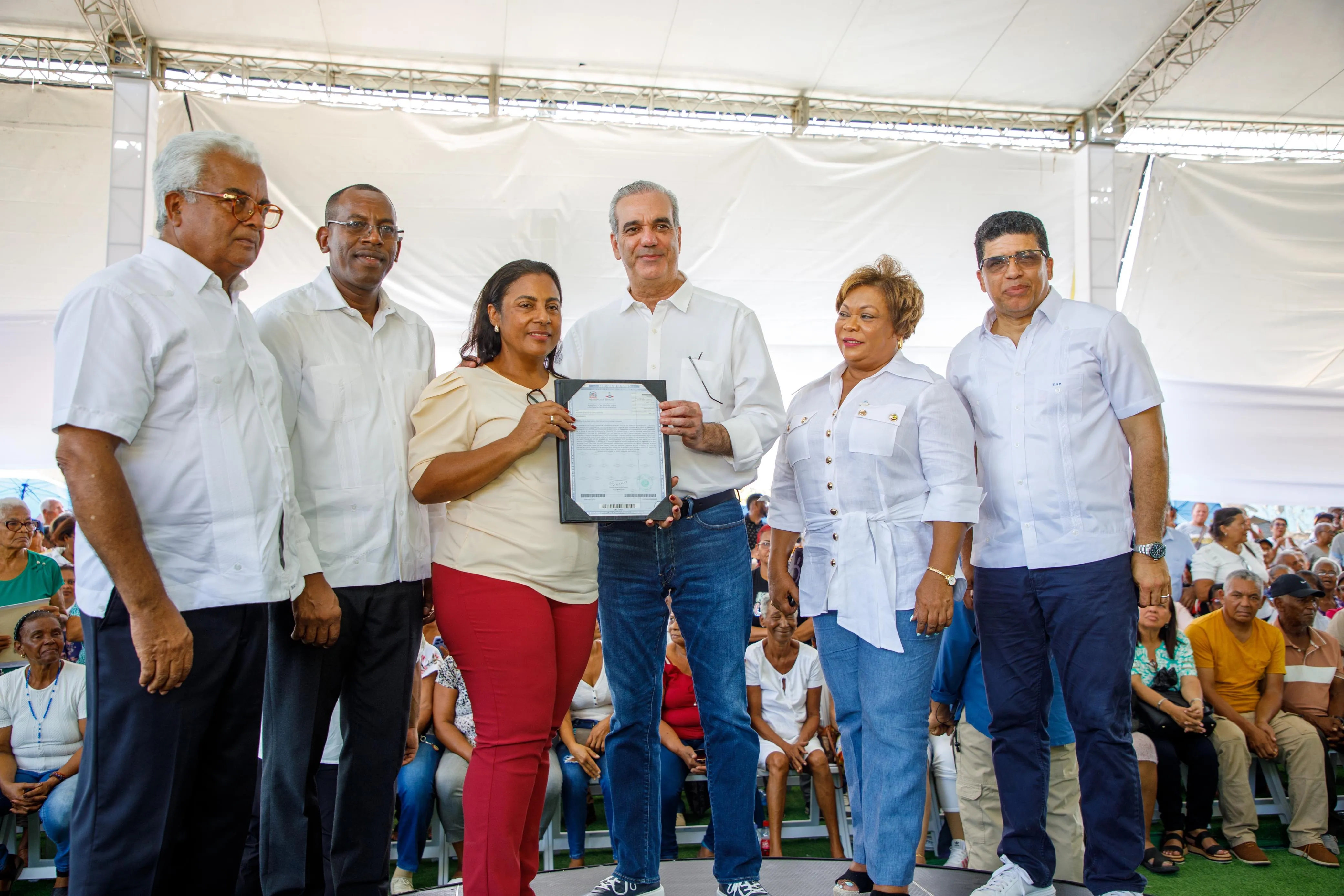 Presidente Abinader entrega 1,000 títulos de propiedad que garantizan seguridad jurídica a más de 4 mil personas en Los Frailes de Santo Domingo Este