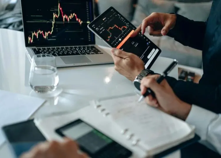 Banca latinoamericana mantiene alta rentabilidad, pero enfrenta presión para reducir costos