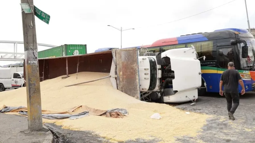 Camión cargado de maíz se vuelca e impacta autobús con 12 pasajeros en la autopista Duarte