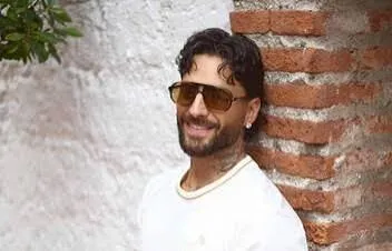 Maluma presenta su colección Golf Gorp en la inauguración de su tienda en Medellín