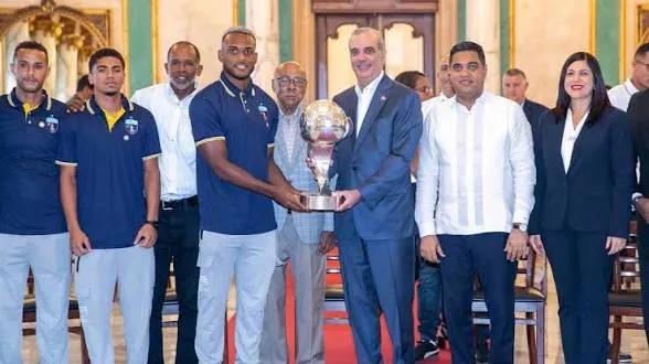 El presidente Luis Abinader recibe y felicita al Salcedo FC por su corona en la LDF