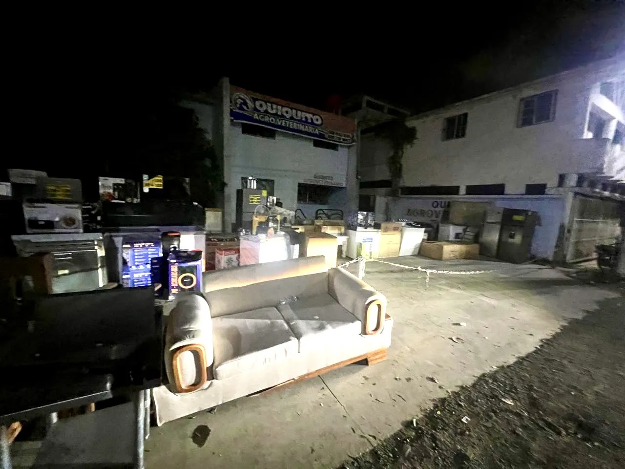 Policía Nacional recupera más de 170 artículos y escopeta saqueados durante incendio en L&R Comercial; empresa agradece rápida intervención