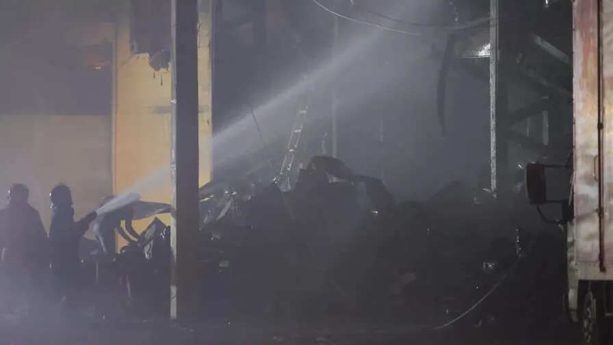 Tras más de 10 horas, bomberos continúan combatiendo incendio en sucursal de L&R Comercial
