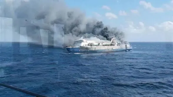 Cinco personas muertas y 41 desaparecidas por incendio de un ferry en Indonesia