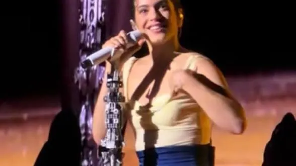 Rosalía abre concierto en Argentina con una disculpa: "Mi amor por el país sigue intacto"