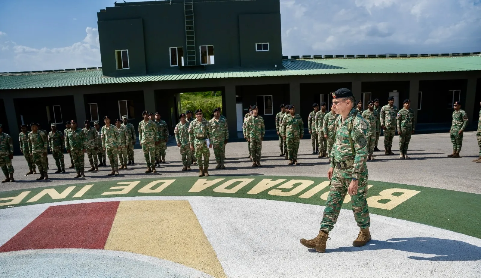 Comandante del Ejército supervisa unidades, entrega tres puestos fronterizos y pone en funcionamiento nuevo helipuerto en la Sierra de Bahoruco