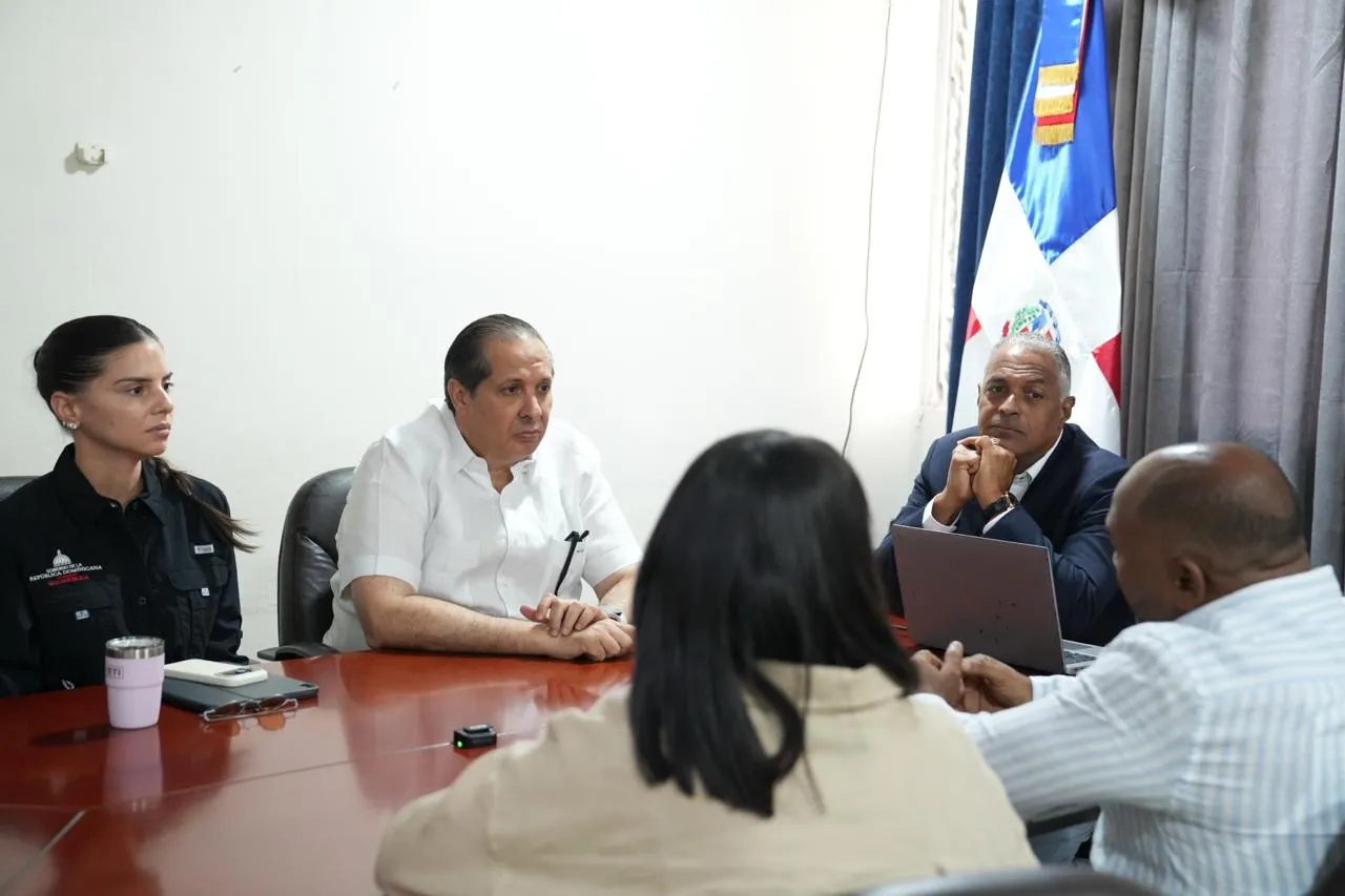 Ministro Víctor Atallah destaca reducción de 82% de los casos de malaria en Azua durante recorrido por DPS