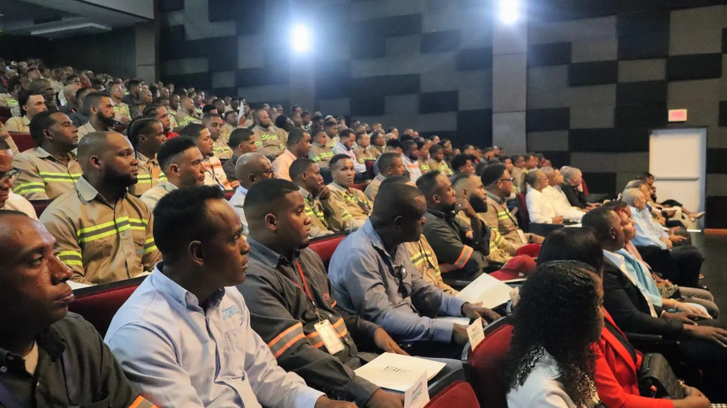 INFOTEP certifica por competencias 300 técnicos electricistas junto a la Superintendencia de Electricidad