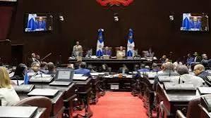 El Gobierno impulsa la "austeridad", pero el Congreso estudia crear más puestos