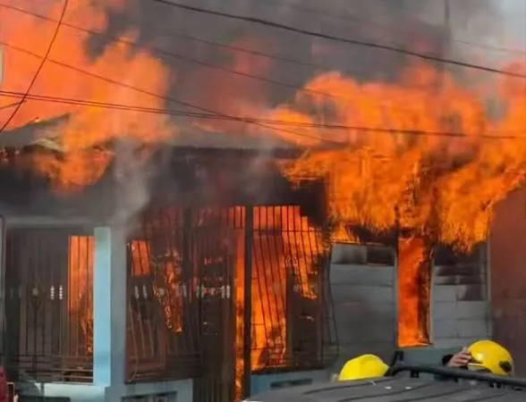 Incendio reduce a cenizas una vivienda y deja a una familia sin hogar en San José de Ocoa