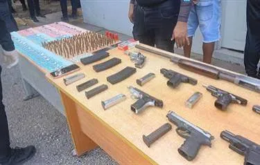 Arrestan a tres personas, ocupan armas de distintos calibres en allanamientos en Barahona
