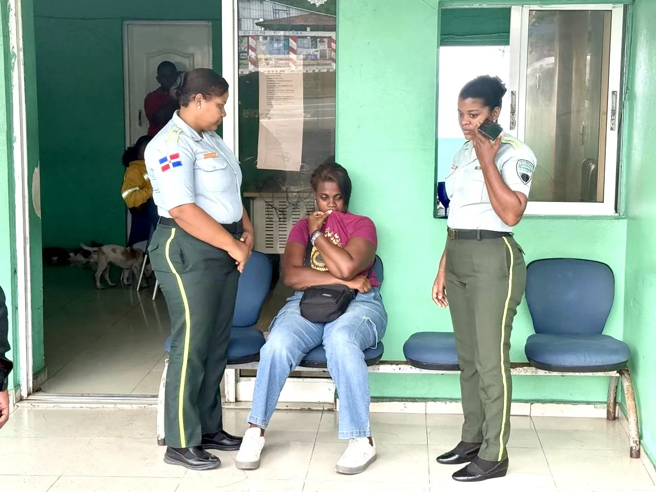 Agente de la DIGESETT identifica a mujer reportada como desaparecida tras encontrarla desorientada
