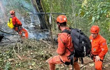 Cuatro personas mueren tras estrellarse un helicóptero en área boscosa de Río de Janeiro