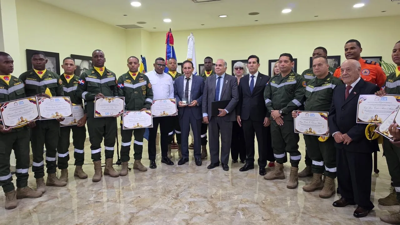 Dr. Cruz Jiminián recibe primera condecoración de la Casa de Bolívar en el bicentenario del Congreso Anfictiónico de Panamá 