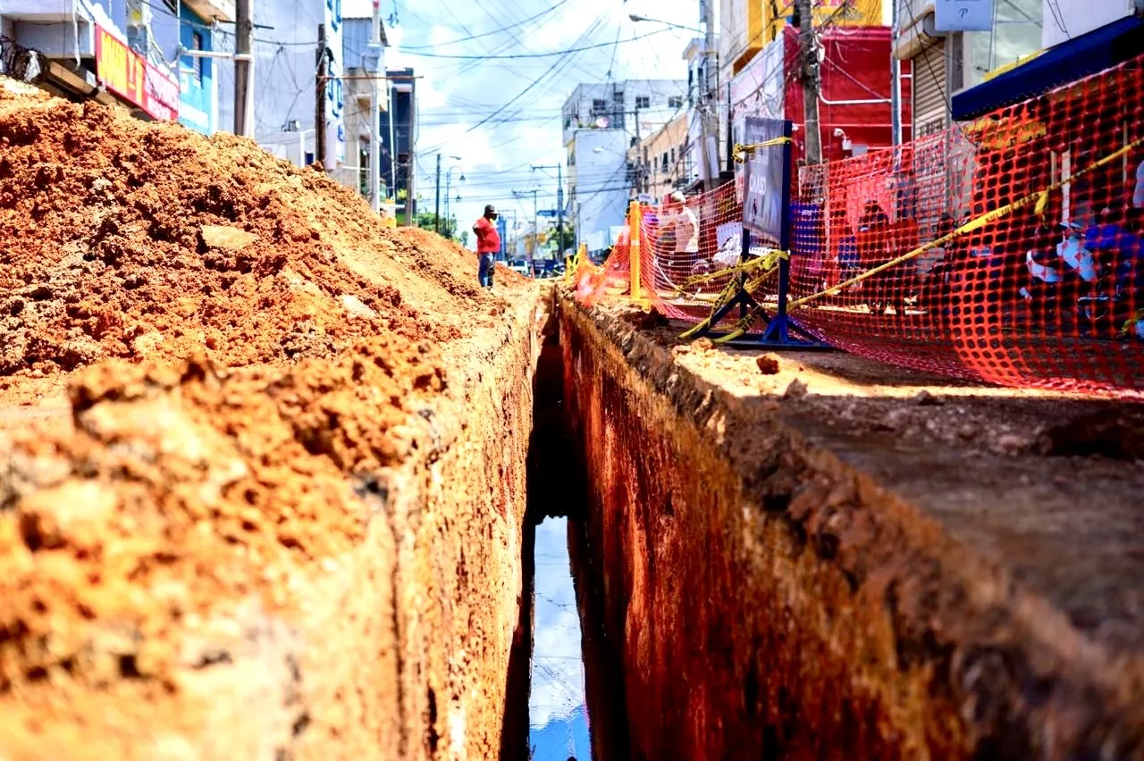 Fellito Suberví inspecciona obras en las “villas” y pide paciencia a comerciantes y residentes