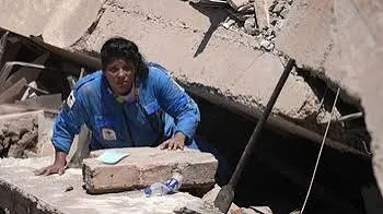 Entre escombros, una madre busca a su hijo tras el terremoto que sacudió a Colombia