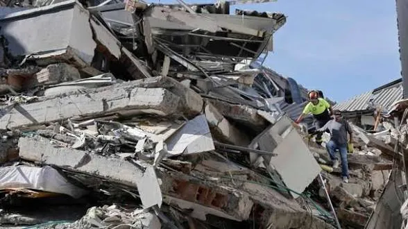 Socorristas trabajan sin descanso para hallar sobrevivientes del terremoto en Colombia