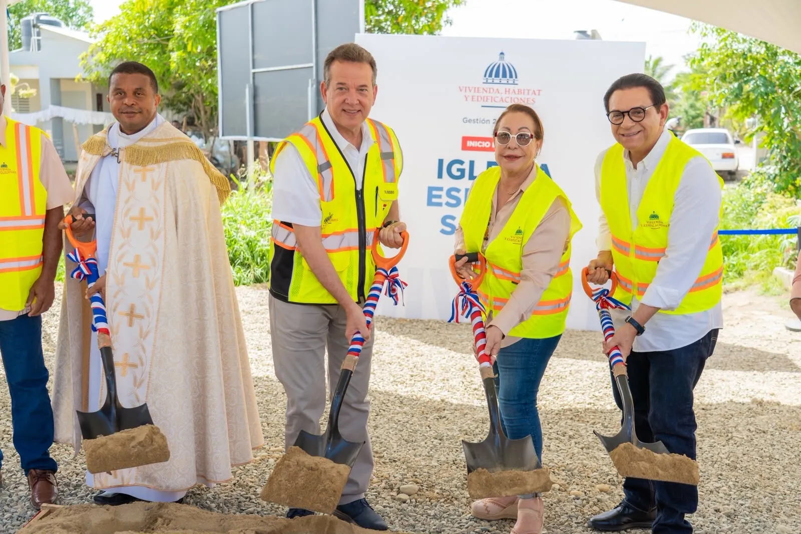Ministro Ito Bisonó inicia construcción de obras comunitarias y religiosas en Santiago