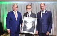 Banco Caribe rinde homenaje a Edmundo Aja por su contribución al desarrollo de la institución