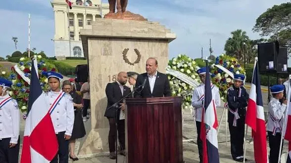 Autoridades de Santiago conmemoran el 163 aniversario de la Restauración de la República