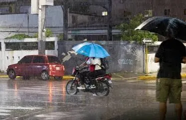 Una onda tropical provocará lluvias, tronadas y ráfagas de viento este domingo