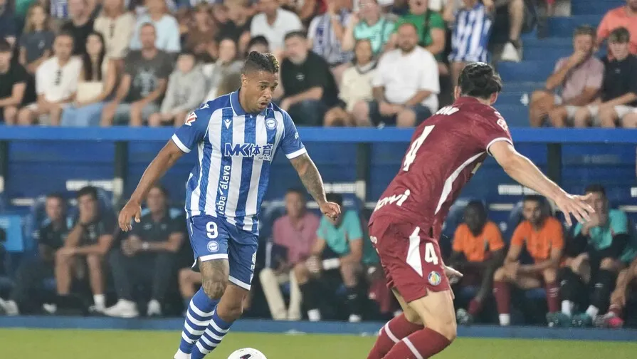 Asistencia y gol: el dominicano Mariano Díaz brilla en el arranque de LaLiga con el Alavés
