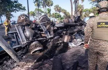 Dos muertos tras choque e incendio de un tanquero en la avenida George Washington