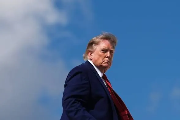 Trump amenaza a Omán con bombardearlo si hace un acuerdo con Irán