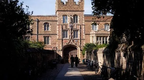 El rector de Cambridge denuncia una "vorágine racista" en torno al académico fallecido