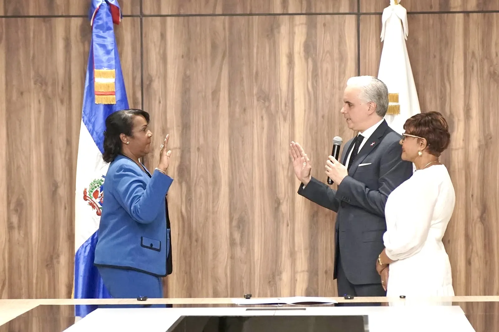 Ministro de Educación juramenta a Xiomara Guante como directora del INAIPI 